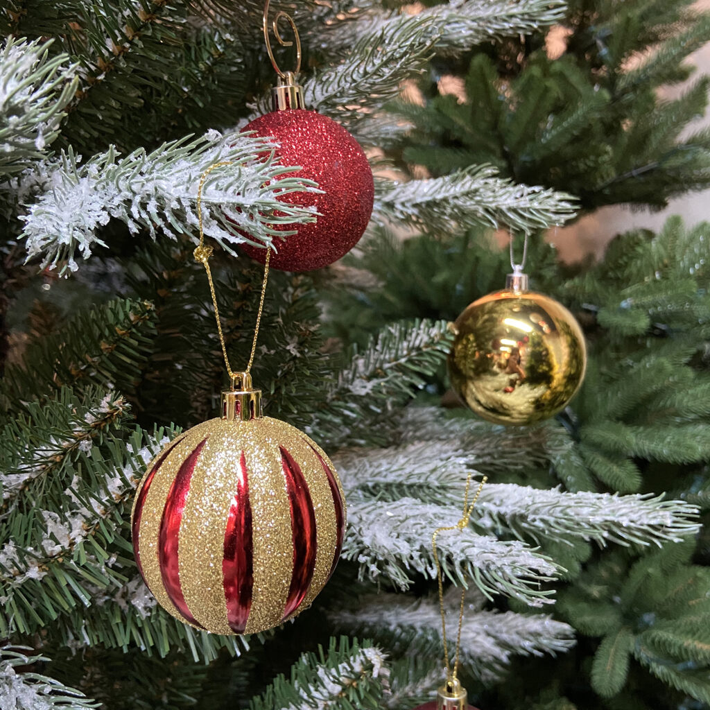 How much do you know about the production process of Christmas balls?